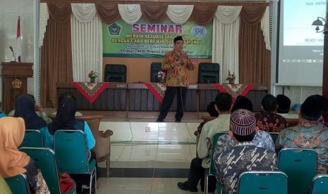 Seminar Cara Berpikir Suprarasional dengan menghadirkan motivator suprarasional, Raden Ridwan Hasan Saputra.