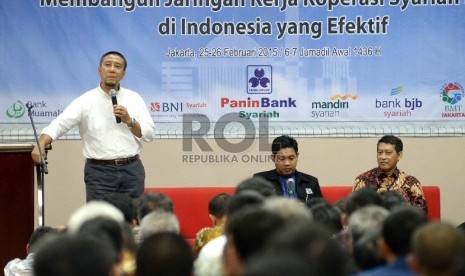 Seminar dan RAT Inkopsyah BMT: Ketua Pengawas Dompet Dhuafa Eri Sudewo (kiri), Ketua I Ikatan Ahli Ekonomi Islam Indonesia Agustianto (tengah), dan Komisaris Bank Panin Syariah Aries Mufti menjadi pembicara dalam Seminar dan Rapat Anggota Tahunan Inkopsyah