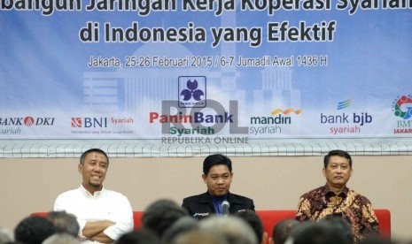 Seminar dan RAT Inkopsyah BMT: Ketua Pengawas Dompet Dhuafa Eri Sudewo (kiri), Ketua I Ikatan Ahli Ekonomi Islam Indonesia Agustianto (tengah), dan Komisaris Bank Panin Syariah Aries Mufti menjadi pembicara dalam Seminar dan Rapat Anggota Tahunan Inkopsyah