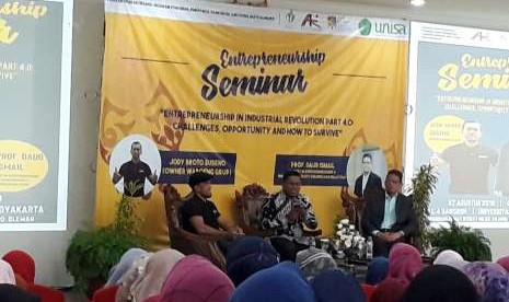 Seminar dengam tema 'Entreprenuership in Industrial Revolution 4.0: Challenges, Opportunity and How to Survive', di Unisa. 