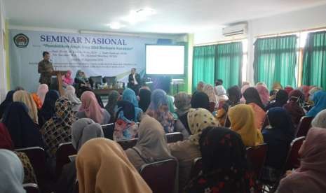 Seminar di Aula Kampus PTIQ ini bertajuk “Pendidikan Anak Usia Dini Berbasis Karakter.