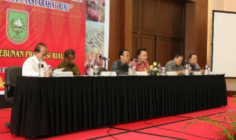 Seminar Hari Perkebunan k-56 di Hotel Arya Duta, Pekanbaru, Riau dengan pembicara utama Ketua DPD RI Irman Gusman (tengah berbaju batik merah)