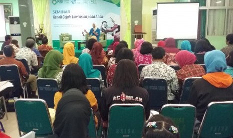 Seminar low vision ‘Kenali Gejala Low Vision pada Anak’ di RSI Sultan Agung Semarang. 