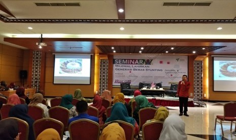 Seminar Millenial Lahirkan Generasi Bebas Stunting. Penurunan kesehatan milenial memicu bayi yang lahir stunting karena pola makan