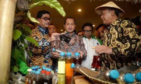 Seminar Nasional dan Kongres Tani: Wakil Ketua MPR yang juga Ketua Umum HKTI Oesman Sapta (kedua kanan) bersama Menteri Desa Pebangunan Daerah Tertinggal dan Transmigrasi Marwan Jafar (kedua kiri), dan Menteri Agraria dan Tata Ruang/Kepala BPN Ferry Mursyi