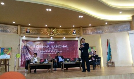 Seminar Nasional dengan Tema Menemukan Desain Hukum Migas yang Merah Putih di Fakultas Hukum UMJ.