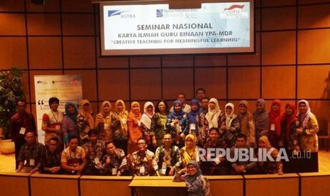 Seminar Nasional Karya Ilmiah Guru Binaan yang menyajikan pemaparan pengajaran kreatif oleh Yayasan Pendidikan Astra-Michael D Ruslim, di Auditorium PT. Astra International Tbk, Jakarta, Selasa (12/12). 