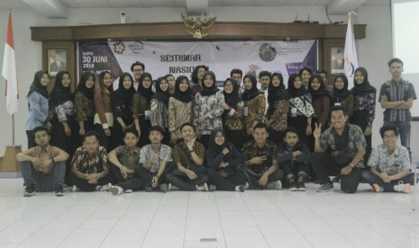 Seminar Nasional Membangun Teknologi Kreatif di Universitas Amikom Yogyakarta. 