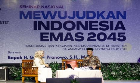 Seminar Nasional Menuju Indonesia Emas 2045 dengan tema Transformasi dan Penguatan Pendidikan Karakter di Pesantren Dalam Mewujudkan Indonesia Emas 2045 di GOR Mbah Muqoyim Buntet Pesantren, Kabupaten Cirebon, Jawa Barat (Jabar). 