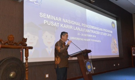 Seminar Nasional Pengembangan Layanan Pusat Karir di Digital Library Universitas Negeri Yogyakarta (UNY). 