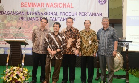 Seminar Nasional yang bertajuk “Perdagangan Internasional Produk Pertanian:  Peluang dan Tantangan”. 