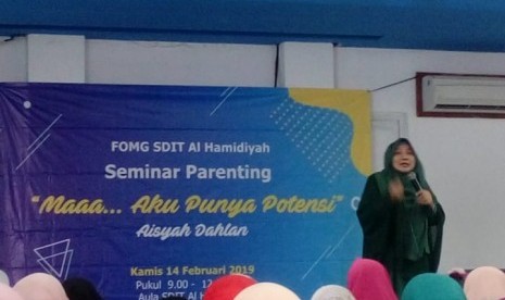 Seminar parenting di SDIT Al-Hamidiyah menghadirkan Aisah Dahlan sebagai pembicara. Seminar parenting ini digelar orang tua siswa.