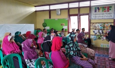 Seminar parenting harmonisasi guru dan orang tua siswa di MTs Attaqwa Filial Engkerengas.