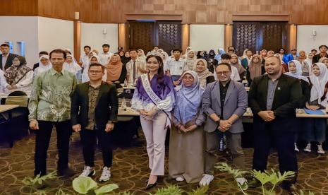 Seminar Pemuda Digital kali ini mendatangkan sejumlah narasumber, termasuk E. Dike Mariske selaku Pengawas Cabang Dinas Pendidikan Wilayah V Sukabumi, yang turut hadir sebagai keynote speaker. Acara ini juga dihiasi oleh kehadiran Agung SR selaku CEO Universa Transformasi Digital yang juga merupakan alumni dari Universitas BSI, serta Sindy Novela selaku Puteri Indonesia Jambi 2023, yang saat ini masih menjadi mahasiswa aktif di Universitas BSI.