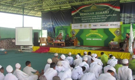 Seminar Sehari Gerakan Fundamental yang Menodai Agama dan Mengancam Keutuhan NKRI di Pesantren AFKN, Bekasi, Jawa Barat, Ahad (4/5)