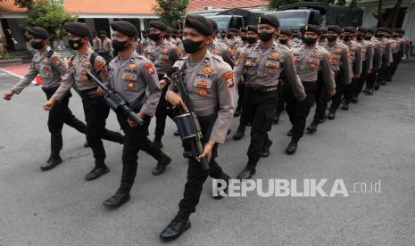 Semulah Polisi berbaris saat menjaga aksi unjuk rasa buruh di Gedung Negara Grahadi, Surabaya, Jawa Timur, Kamis (25/11/2021). Polda Jawa Timur mengerahkan 3.200 personel gabungan TNI, Polri, dan instansi terkait untuk mengamankan aksi unjuk rasa buruh di sejumlah daerah di Jawa Timur yang menuntut kenaikan Upah Minimum Provinsi (UMP) Jawa Timur 2022.