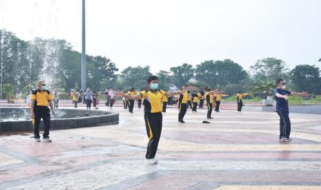 Senam pagi bersama Jumat pagi disambut antusias dan penuh keceriaan, oleh Aparatur Sipil Negara (ASN), Dandim 0401 Muba Letkol Arh Faris Kurniawan SST MT, Kapolres Muba Muba AKBP Alamsyah Pelupessy SH Sik MSi beserta Jajaran, serta Kepala Perangkat Daerah dan Ketua KONI Muba H Raflen ST MSI.