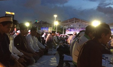 Senandung Sholawat dan Dzikir 212. Peserta acara Senandung Sholawat dan Dzikir Nasional, serta Do’a untuk Keselamatan Bangsa yang digelar MUI Provinsi DKI Jakarta, membaca Yasin bersama setelah melakukan sholat magrib berjamaah di lapangan monumen nasional (Monas). Kamis (21/2). 