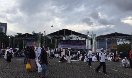 Senandung Sholawat dan Dzikir 212. Warga mulai menempati lapangan Monumen Nasional, Jakarta untuk mengikuti acara Senandung Sholawat dan Dzikir Nasional, serta Do’a untuk Keselamatan Bangsa yang bertemakan malam munajat mengetuk pintu langit untuk keselamatan agama, bangsa dan negara, yang diselenggarakan MUI Provinsi DKI Jakarta. Kamis (21/2).