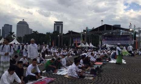 Senandung Sholawat dan Dzikir 212. Warga mulai menempati lapangan Monumen Nasional, Jakarta untuk mengikuti acara Senandung Sholawat dan Dzikir Nasional, serta Do’a untuk Keselamatan Bangsa yang bertemakan malam munajat mengetuk pintu langit untuk keselamatan agama, bangsa dan negara, yang diselenggarakan MUI Provinsi DKI Jakarta. Kamis (21/2).