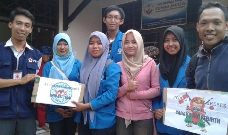 Senat Mahasiswa AMIK BSI Tegal dan Komunitas Sabaku Niji Rebirth  menyerahkan bantuan kepada korban banjir Brebes, Jawa Tengah.    