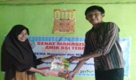 Senat Mahasiswa AMIK BSI Tegal menyerahkan hibah buku bacaan dan buku ajar kepada Bimbel Widya Kusuma, Desa Pekauman, Tegal, Jawa Tengah, Selasa (7/2/2017).