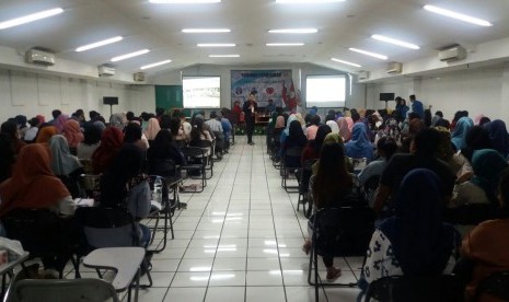 Senat mahasiswa ASM BSI menggelar seminar pendidikan di Jakarta, Sabtu (14/01/2017).