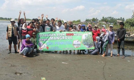 Senat Mahasiswa (SEMA) Bina Sarana Informatika (BSI) kampus BSI Pemuda Rawamangun, Jakarta  menanam 750 bibit mangrove di pesisir Marunda, Ahad (15/05).