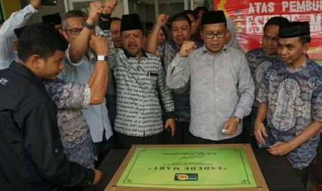 Senator asal Sulsel AM Iqbal Parewangi (berbatik lontara) bersama Wali Kota Makassar Mohammad Ramdhan Pomanto serta inisiator Koperasi EdDeDe, Ahmadi Miru memekikkan takbir bersama saat peresmian Koperasi EdDeDe Mart di Makassar, Ahad (1/10) 