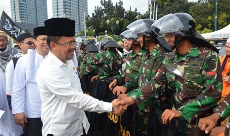 Senator asal Sulsel AM Iqbal Parewangi menyalami aparat TNI saat Aksi Bela Islam 212 di Monas 