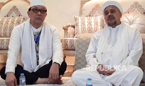 Jakarta's Senator Professor Dailami Firdaus (left) meets with Habib Rizieq Shihab in Saudi Arabia.