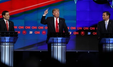 Senator  Florida Marco Rubio (kiri) dan senator Texas Ted Cruz (kanan) menyimak saat Donald Trump berbicara dalam Debat Presiden Republik, 10 Maret 2016, di Miami, Florida.