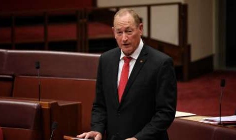 Senator Fraser Anning menyampaikan pidato pertamanya di Parlemen Australia. Dia menyerukan larangan masuk bagi migran Muslim.