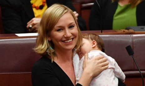 Senator Partai Hijau Larissa Waters dengan bayinya Alia Joy dalam persidangan di Senat Australia.