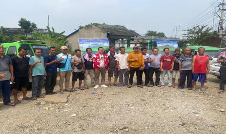 Sendi Fardiansyah (jaket merah) berfoto bersama para sopir angkot di Bogor.