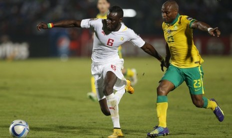 Senegal's Lamine Sane challenges South Africa's Tokelo Rantie during their 2015 African Cup of Nations Group C soccer match in Mongomo January 23, 2015. 