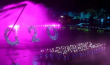 Seniman Cina tampil saat gala Konferensi Tingkat Tinggi G20 di West Lake di Hangzho, Provinsi Zhejian, Ahad, 4 September 2016. 