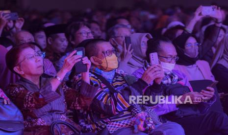 Seniman Didik Hadiprayitno atau Didik Ninik Thowok (tengah) menyaksikan penampilan tarian seni Xinjiang saat gelaran Republika Festival Hijriah di Jogja Expo Center, Bantul, Daerah Istimewa Yogyakarta, Senin (7/8/2023).  Republika Festival Hijriah digelar oleh Republika bekerjasama dengan Kamar Dagang dan Industri (KADIN) Komite Tiongkok dalam rangka menyambut 1 Muharram 1445 Hijriah yang berlangsung hingga 10 Agustus mendatang di sembilan kota. Kota Yogyakarta merupakan kota yang ke delapan dan akan ditutup di Kota Surabaya pada 10 Agustus mendatang. Selain tausiyah, gelaran Festival Hijriah juga menghadirkan beragam kegiatan seperti bazar UMKM dan penampilan seni budaya Xinjiang dari komunitas muslim Xinjiang.