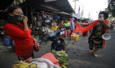 Seniman ludruk Meimura mengajak masyarakat mematuhi protokol kesehatan seperti penggunaan masker, menjaga jarak dan cuci tangan saat beraktivitas di pasar guna mencegah potensi penyebaran COVID-19.