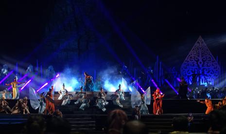 Seniman menampilkan drama musikal bertajuk Nawacita saat pembukaan Pesta Paduan Suara Gerejawi (PESPARAWI) tingkat nasional ke-XIII di Candi Prambanan, Sleman, DI Yogyakarta. 