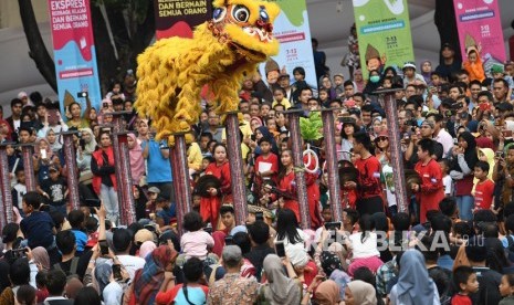 Seniman menampilkan kesenian tari Barongsai dalam Pekan Kebudayaan Nasional (PKN) 2019 di Istora Senayan, Jakarta, Sabtu (12/10/2019).