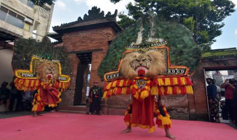 Seniman menampilkan Tari Reog Ponorogo, ilustrasi. Kesenian Reog Ponorogo masuk nominasi tunggal Warisan Budaya Tak Benda (Intangible Cultural Heritage/ICH) yang akan diusulkan Indonesia ke United Nations Educational, Scientific and Cultural Organization (UNESCO).