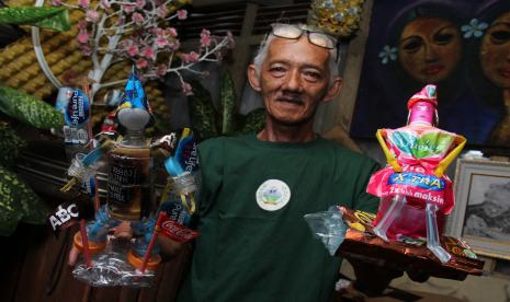 Seniman Pontianak Harry Eko Rifanto memperlihatkan dua mainan yang terbuat dari limbah plastik di Kian Gallery Mustang di Gang Belibis, Pontianak, Kalimantan Barat, Jumat (1/4/2022) malam. Harry Eko Rifanto memanfaatkan limbah sampah plastik yang dikumpulkannya dari pedagang makanan dan dipungut dari jalan untuk dibuat menjadi karya seni seperti lampu hias, lampion, mainan, payung dan pernak-pernik lainnya. 