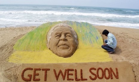 Seniman Sudarshan Pattnaik membuat pahatan pasir di Puri, India, untuk mendoakan mantan presiden Afrika Selatan Nelson Mandela cepat sembuh. 