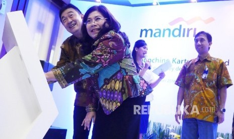 Senior EVP Chief Technology Officer Bank Mandiri Joseph Georgino Godong (kiri) bersama Direktur Konsumer Bank Jabar Banten (BJB) Fermiyanti menekan tombol pada acara launching cobranding kartu prabayar E-Money (bank BJB) di Jakarta, Jumat (9/12).