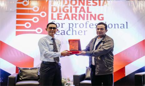 Senior Manager Pemberdayaan Sosial dan Lingkungan Telkom Suharsono (kanan) menyerahkan cindera mata kepada Kepala Dinas Pendidikan Kabupaten Sumedang Agus Wahidin dalam acara digital bootcamp Indonesia Digital Learning (IDL) untuk peningkatan kelulusan sertifikasi guru Indonesia di Graha Asia Plaza Asia Sumedang beberapa waktu yang lalu.