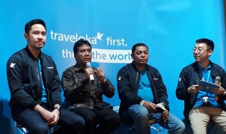 Senior Manager Product Traveloka Deo Wijaya, Ketua PHRI Hariyadi Sukamdani, GM Accomodations Traveloka John Safenson, dan pembawa acara (dari kiri ke kanan) dalam Press Briefing Traveloka Hotel Awards 2018 di The Hook, Kebayoran Baru Jakarta Selatan, Senin (15/10). 