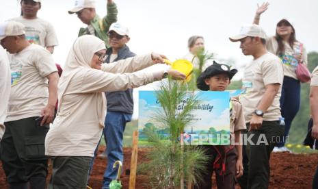 Senior Manager Relations PT Pertamina EP Cepu Fitri Erika menyiram bibit pohon yang ditanam di Kecamatan Sukanagara, Kabupaten Cianjur, Provinsi Jawa Barat.