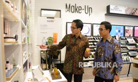 Senior Vice President Bank Mandiri Setiyo Wibowo (kanan) dan CEO The BodyShop Indonesia Aryo Widiwardhono berbincang usai melakukan penandatanganan kerjasama alat pembayaran non tunai ,Jakarta, Jumat (13/5).  (Republika/Prayogi) 