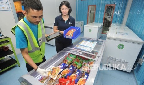 Pengecekan stok makanan beku (frozen food), di ruangan khusus penyimpanan bersuhu minus 18 derajat Celcius (ilustrasi) 